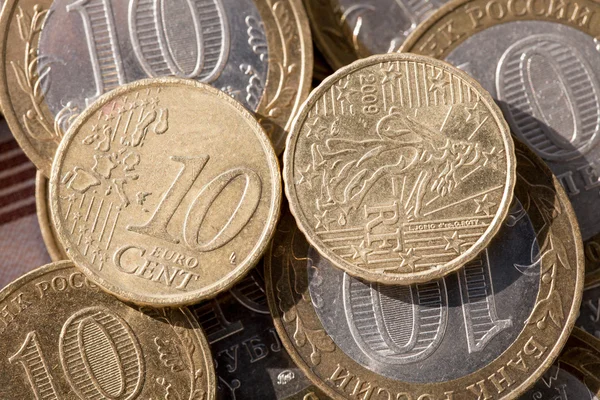 Coin worth ten cents on the euro coins against ten rubles — Stock Photo, Image