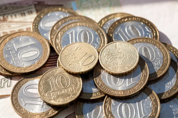 Mince v hodnotě deset centů na mince eura proti deseti rublů — Stock fotografie