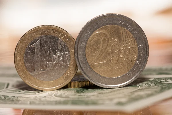 Euromünzen auf einem Hintergrund von Dollars — Stockfoto
