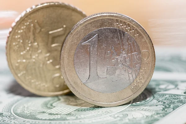 Euromunten op een achtergrond van dollar — Stockfoto