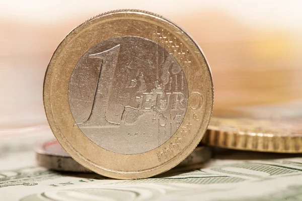 Pièces en euros sur fond de dollars — Photo