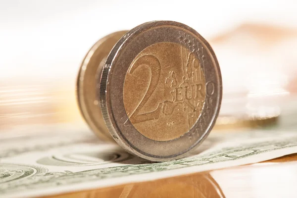 Monedas en euros sobre un fondo de dólares — Foto de Stock