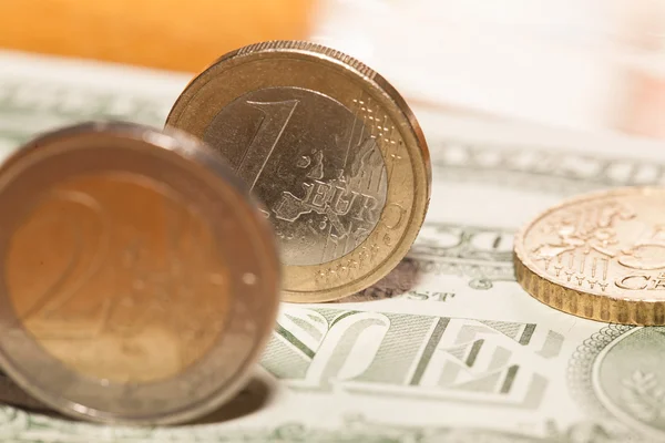 Euromunten op een achtergrond van dollar — Stockfoto