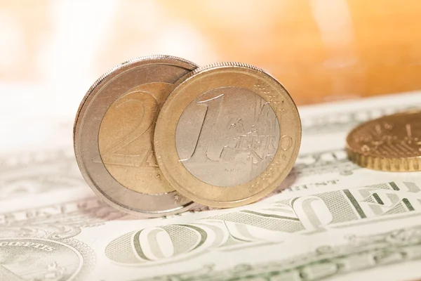 Euromunten op een achtergrond van dollar — Stockfoto