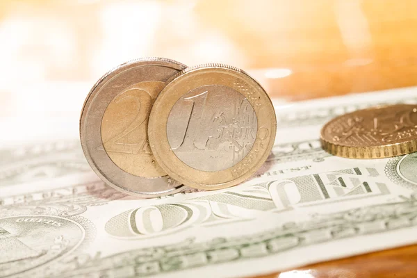 Monete in euro su sfondo di dollari — Foto Stock
