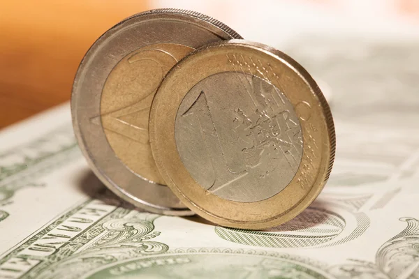 Euromunten op een achtergrond van dollar — Stockfoto