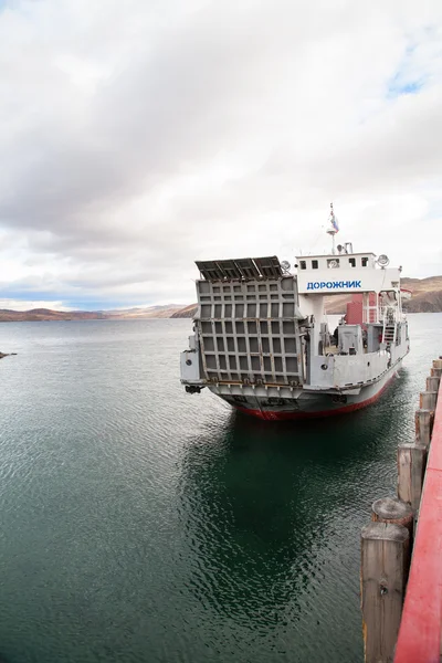 O ferry aproxima-se do cais. Ferry para Olkhon Island no Lago Baikal — Fotografia de Stock