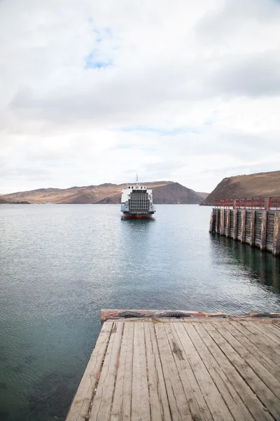 Ferry approaches the jetty. Ferry to Olkhon Island on Lake Baikal — Stock Photo, Image