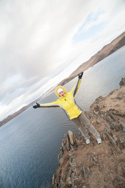 Emotionele vrouw op de oever van Lake Baikal — Stockfoto