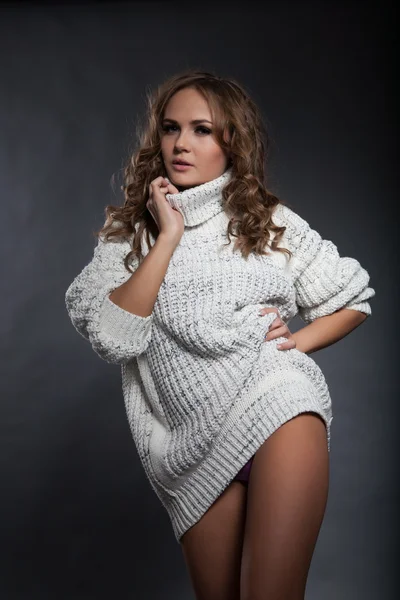 Una chica en un suéter. retrato de estudio —  Fotos de Stock