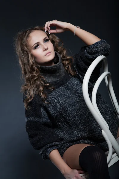 Una chica en un suéter. retrato de estudio — Foto de Stock