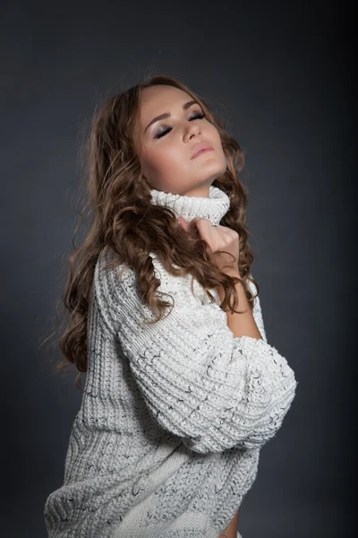 Dziewczyna w sweter. portret Studio — Zdjęcie stockowe
