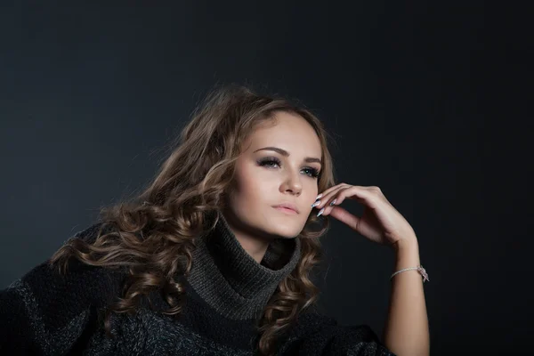 Mädchen sitzt auf einem Stuhl — Stockfoto