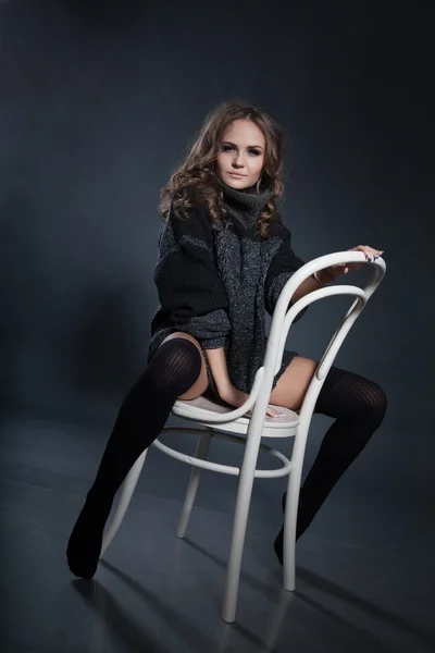 Dívka sedí na židli — Stock fotografie