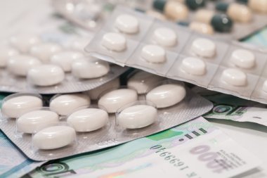 Tablet bize dolar bir arka plan üzerinde