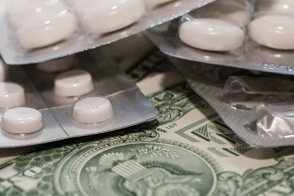 Tabletten op een achtergrond van ons dollar — Stockfoto