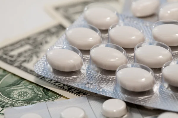 Tabletten op een achtergrond van ons dollar — Stockfoto