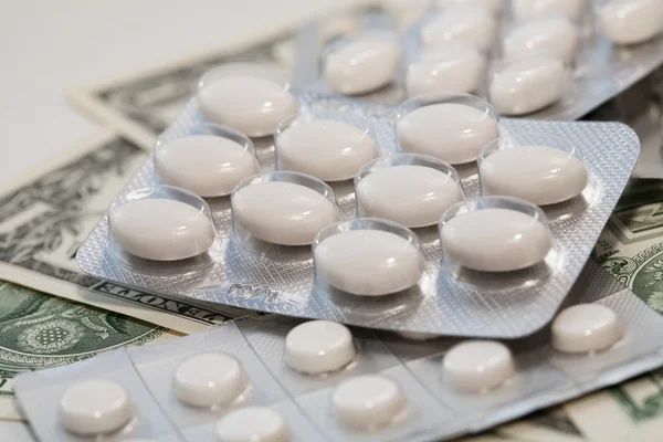 Tabletten op een achtergrond van ons dollar — Stockfoto