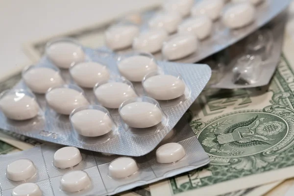 Tabletten op een achtergrond van ons dollar — Stockfoto