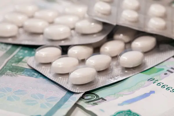 Tabletten op een achtergrond van ons dollar — Stockfoto