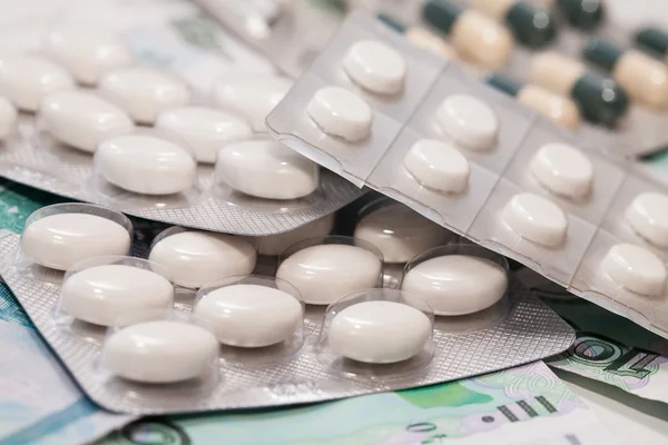 Tabletten op een achtergrond van ons dollar — Stockfoto