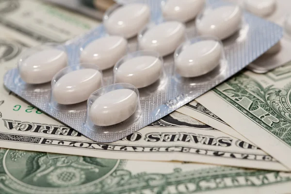 Tabletten op een achtergrond van ons dollar — Stockfoto