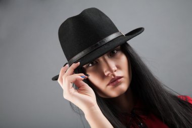 Siyah şapkalı kız