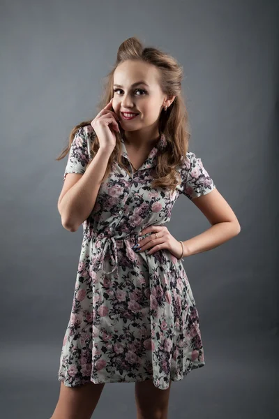 Девушка в коротком летнем платье — стоковое фото