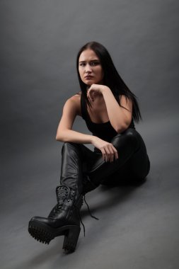 Kız deri pantolon ve bot