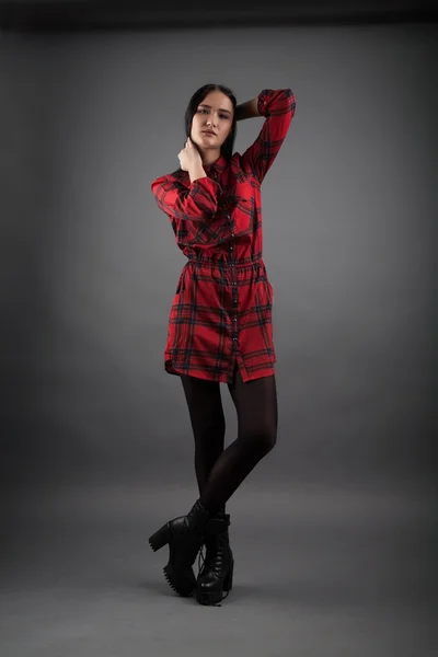 Meisje in een jurk en laarzen — Stockfoto