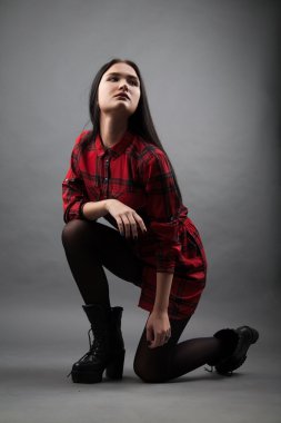 Kız Dizimin üstüne ayakta