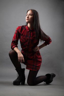 Kız Dizimin üstüne ayakta