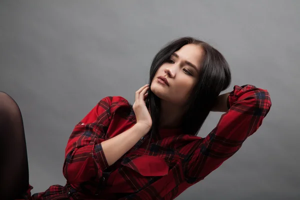 Retrato de chica joven con el pelo largo — Foto de Stock