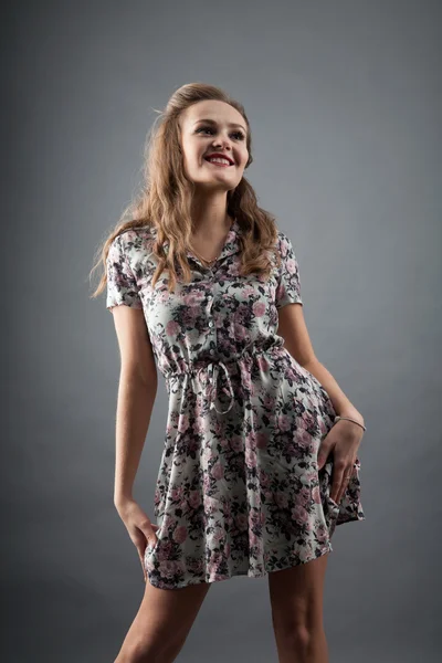 Chica en vestido corto de verano. retrato de estudio — Foto de Stock