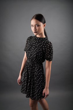 Benekli elbiseli kız