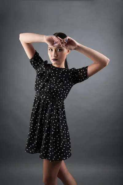 Девушка в платье в горошек — стоковое фото