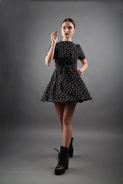 Meisje in jurk en enkel laarzen — Stockfoto