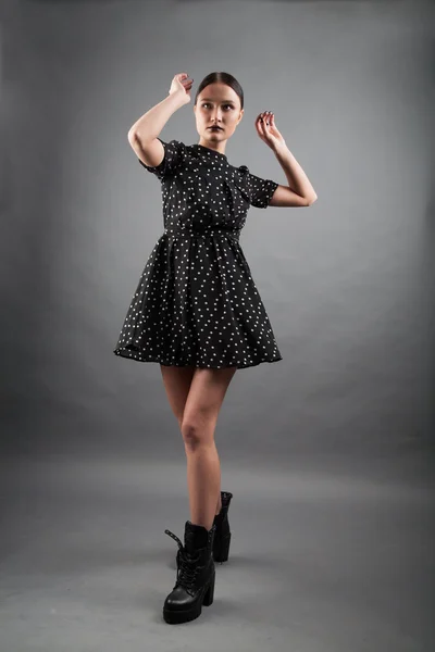 Девушка в платье и ботинках на лодыжке — стоковое фото
