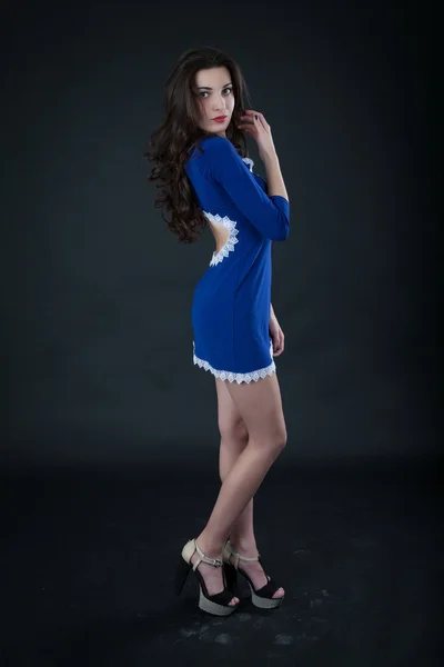 Chica en un vestido corto azul —  Fotos de Stock