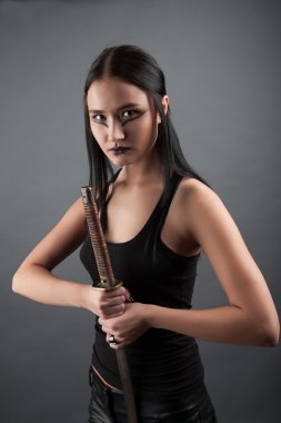 samuray kılıcı ile kız