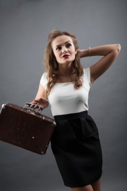 Eski bir bavul kızla