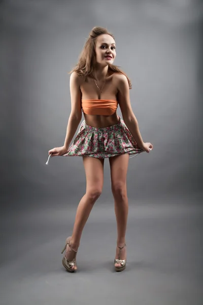 Meisje in korte rok kleur. studio portret — Stockfoto
