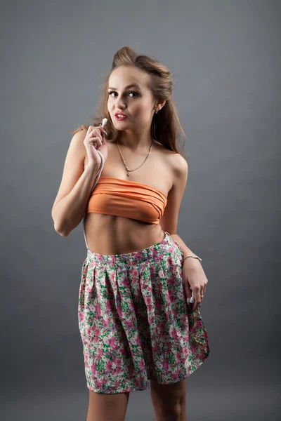 Chica en color falda corta. retrato de estudio — Foto de Stock