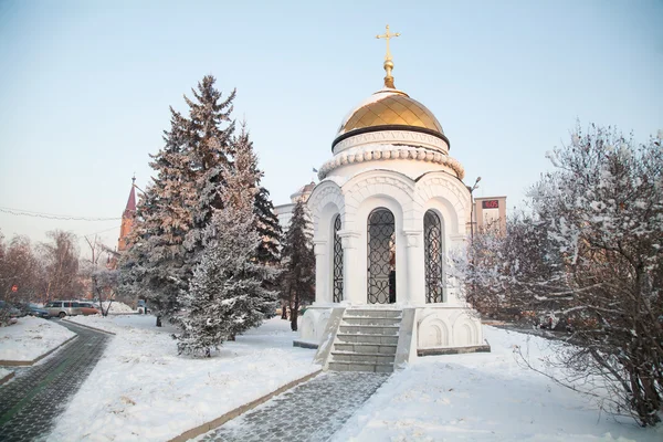 Verschneite Kapelle auf dem Park kirov irkutsk — Stockfoto