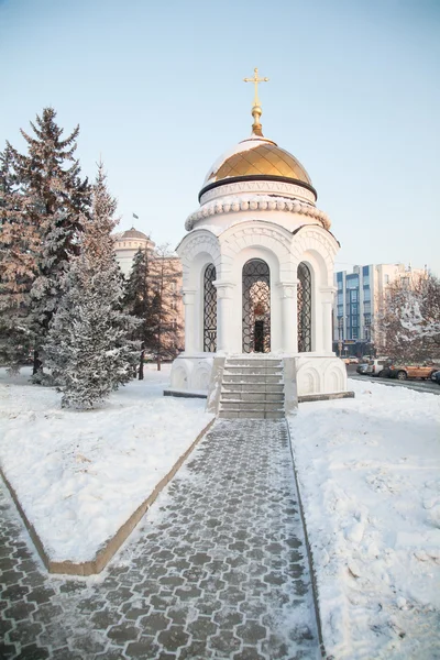 Pokryte śniegiem kaplicy w parku Kirov Irkuck — Zdjęcie stockowe