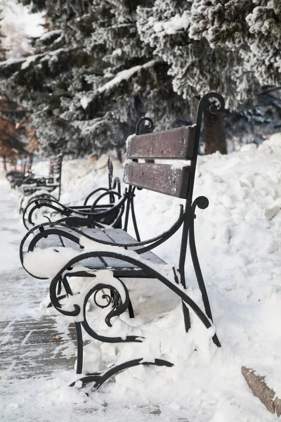 Snow-covered bench — Stock Photo, Image