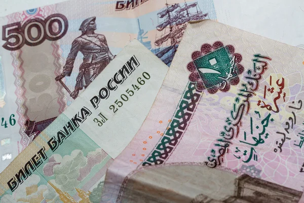 Egyiptomi font, és az Orosz rubel közelről — Stock Fotó