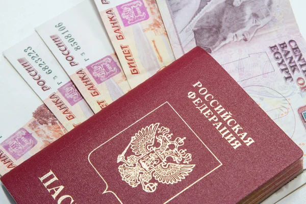 Pasaporte ruso en un fondo de rublos y libras egipcias —  Fotos de Stock