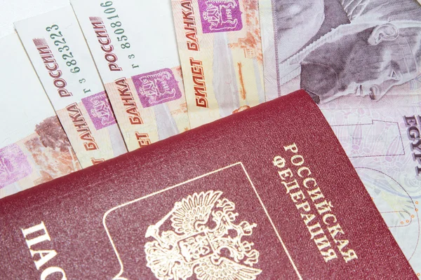 Pasaporte ruso en un fondo de rublos y libras egipcias — Foto de Stock