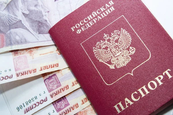 Pasaporte ruso en un fondo de rublos y libras egipcias —  Fotos de Stock